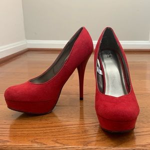 High heeled platform pumps